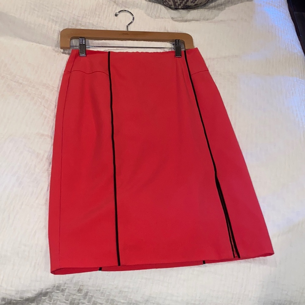 Pencil skirt with black seem, skirt is a salmon like color